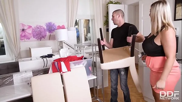 Gatinho safado com sede de leite brincando com consolo e batendo na bundinha