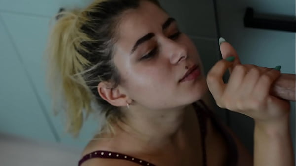 gab in der Küche einen Blowjob