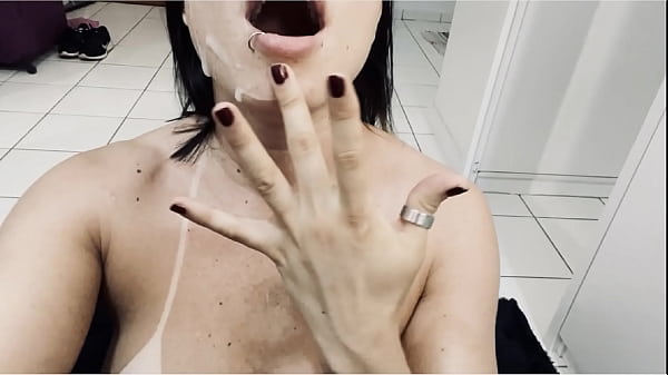 Chamei o safado para vir no meu apartamento e demos uma foda muito boa, ele arrombou meu cuzinho e encheu minha cara de porra.