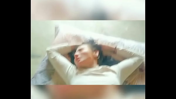 Mi exnovia me pide que le eche aceite y terminamos aceitados y follando