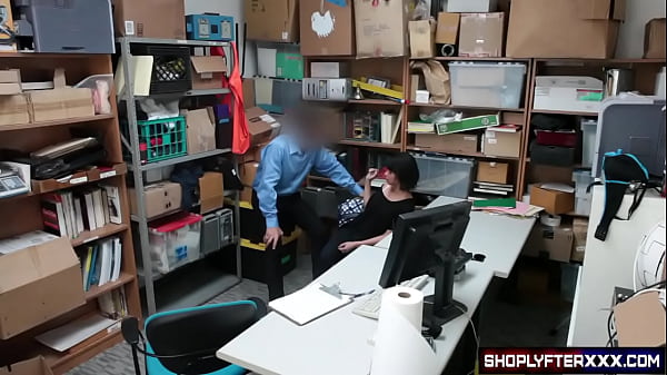 Der brünette Dieb zieht sich nackt aus und lässt sich vom Wachmann mit seinem großen Schwanz in die feuchte Muschi ficken, bis sie abspritzt.