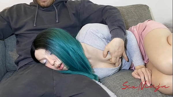 Freches abspritzendes Teenie-Mädchen