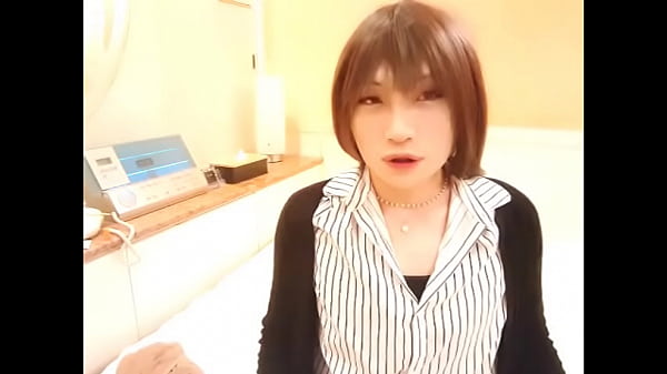 Con un hombre que conocí en un foro de mensajes. Fui a un hotel en Shinjuku. Me roció semen en el ano.