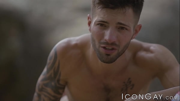 El galán de pelo plateado Lance Charger se folla analmente a Casey Everett