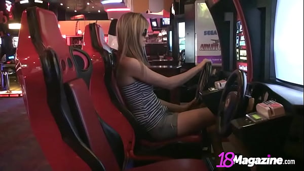 La ragazza dai capelli frangiati Lilly Luck indossa un vestito attillato super sexy per giocare!