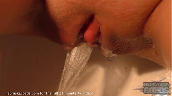 morena gostosa maria de 20 anos se masturbando com um vibrador e fazendo xixi deixa o cinegrafista agarrar seus peitos e bunda