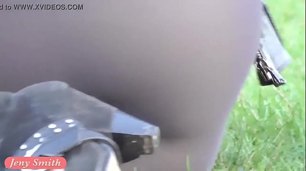 Jeny Smith vede attraverso i pantaloni da yoga con punta di cammello