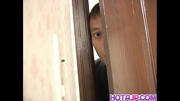 Mirai est observée pendant qu'elle se frotte la chatte après la douche