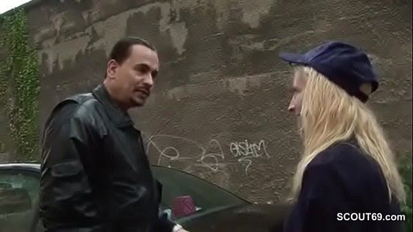 POLITESSE ALEMANA ESTA CACHONDA Y SE DEJA QUE EL FALSO PARKER LA FOLLE EN EL PARQUE