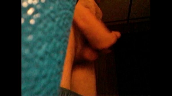 un giovane ragazzo sexy si masturba con il suo bel cazzo