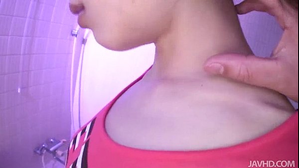 La douce Kana Miura caressée et jouée dans la salle de bain